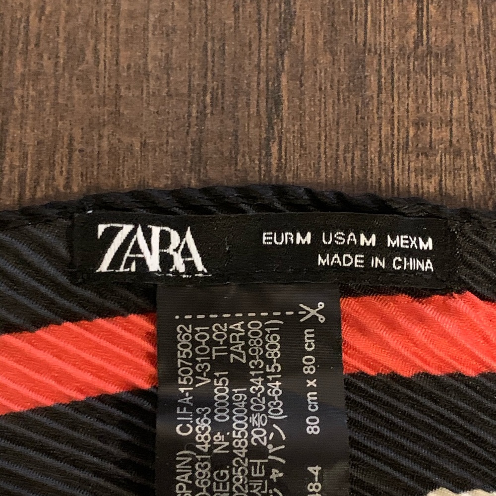 Zara pleated neck scarf - red and black - Picture 4 of 6